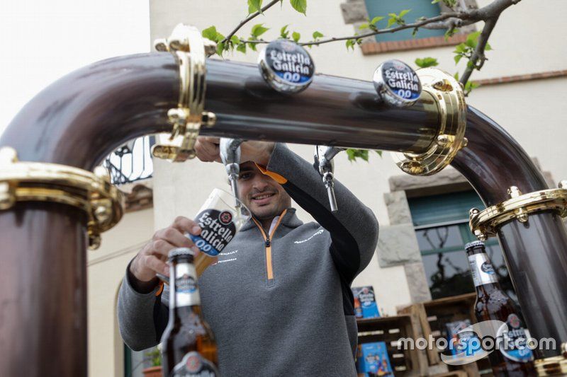 Carlos Sainz Jr., McLaren tirando una cerveza