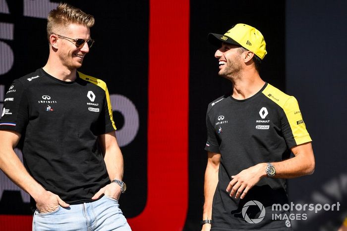 Nico Hulkenberg, Renault F1 Team y Daniel Ricciardo, Renault en el escenario en la Fan Zone