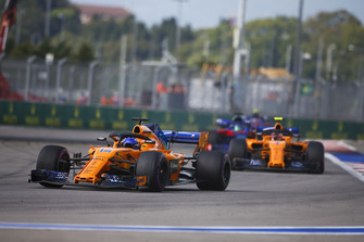 Fernando Alonso, McLaren MCL33 ve Stoffel Vandoorne, McLaren MCL33