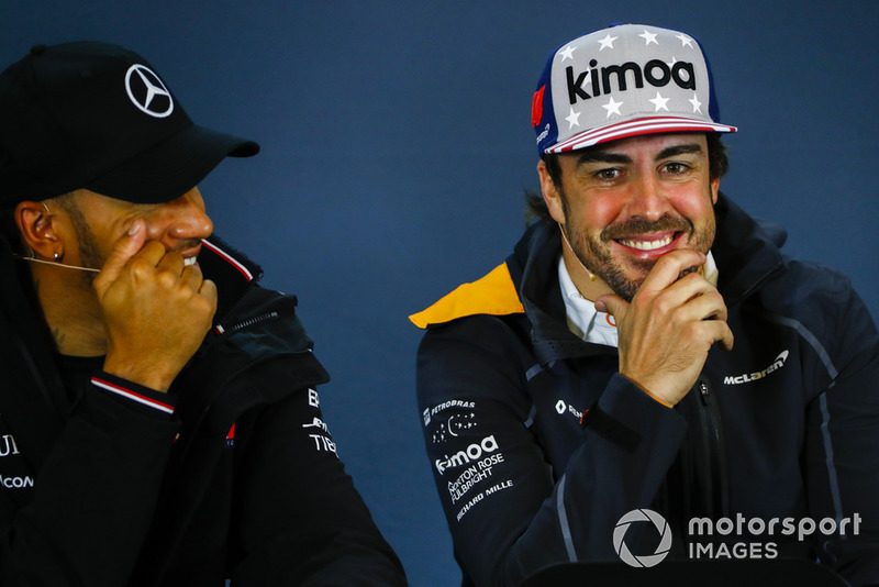 Lewis Hamilton, Mercedes AMG F1 y Fernando Alonso, McLaren en la conferencia de prensa