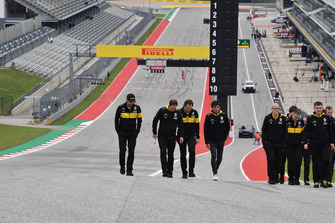 Carlos Sainz Jr, Renault Sport F1 Team walks the track