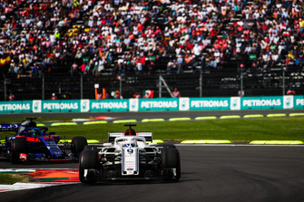 Marcus Ericsson, Sauber C37, leads Brendon Hartley, Toro Rosso STR13