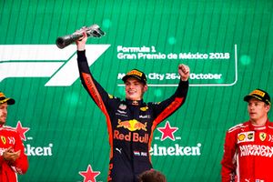 Max Verstappen, Red Bull Racing, sur le podium avec son trophée