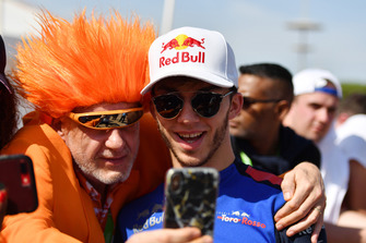 Pierre Gasly, Scuderia Toro Rosso fans selfie
