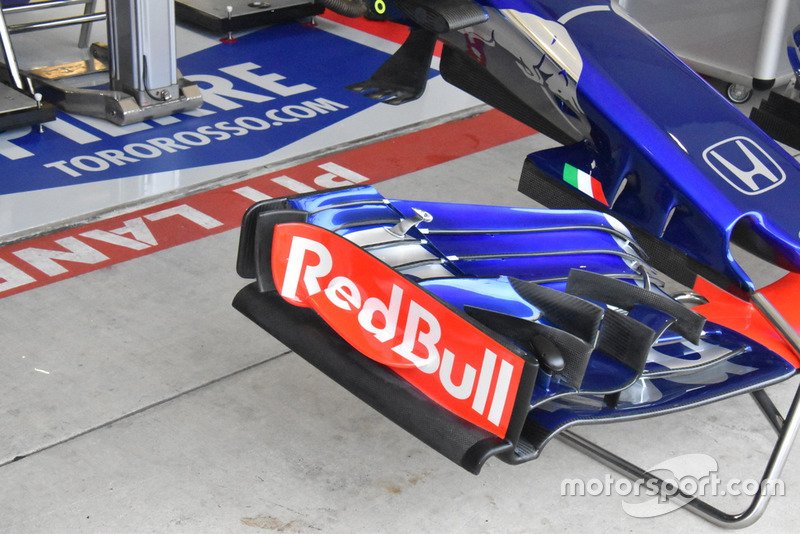 Detalle del alerón delantero del Scuderia Toro Rosso STR13