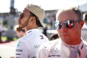 Lewis Hamilton, Mercedes AMG F1, e Valtteri Bottas, Mercedes AMG F1, in griglia di partenza