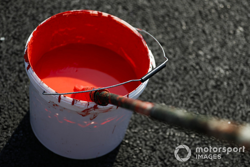 Un pot de peinture rouge