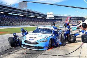 Ryan Blaney, Team Penske, Ford Fusion Accella/Carlisle, makes a pit stop