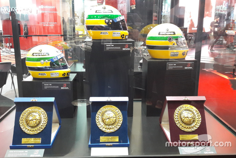 Capacetes e placas comemorativas dos títulos de Ayrton Senna