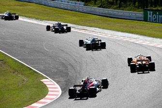 Lance Stroll, Williams FW41, leads Nico Hulkenberg, Renault Sport F1 Team R.S. 18, Sergey Sirotkin, Williams FW41, Stoffel Vandoorne, McLaren MCL33, and Marcus Ericsson, Sauber C37