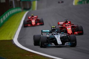 Valtteri Bottas, Mercedes AMG F1 W09 EQ Power+, devant Sebastian Vettel, Ferrari SF71H, et Kimi Raikkonen, Ferrari SF71H