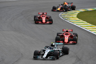 Valtteri Bottas, Mercedes-AMG F1 W09 ve Kimi Raikkonen, Ferrari SF71H ve Sebastian Vettel, Ferrari SF71H