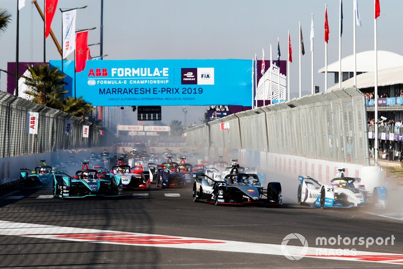 Alexander Sims, BMW I Andretti Motorsports, BMW iFE.18, Oliver Rowland, Nissan e.Dams, Nissan IMO1, Mitch Evans, Jaguar Racing, Jaguar I-Type 3, Antonio Felix da Costa, BMW I Andretti Motorsports, BMW iFE.18, the rest of the field at the start