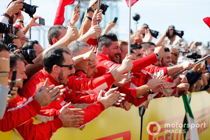 El equipo Ferrari aplaude cuando Kimi Raikkonen, Ferrari SF71H, 1ª posición, llega a Parc Ferme
