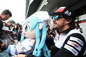 Fernando Alonso, Toyota Gazoo Racing durante la firma de autógrafos