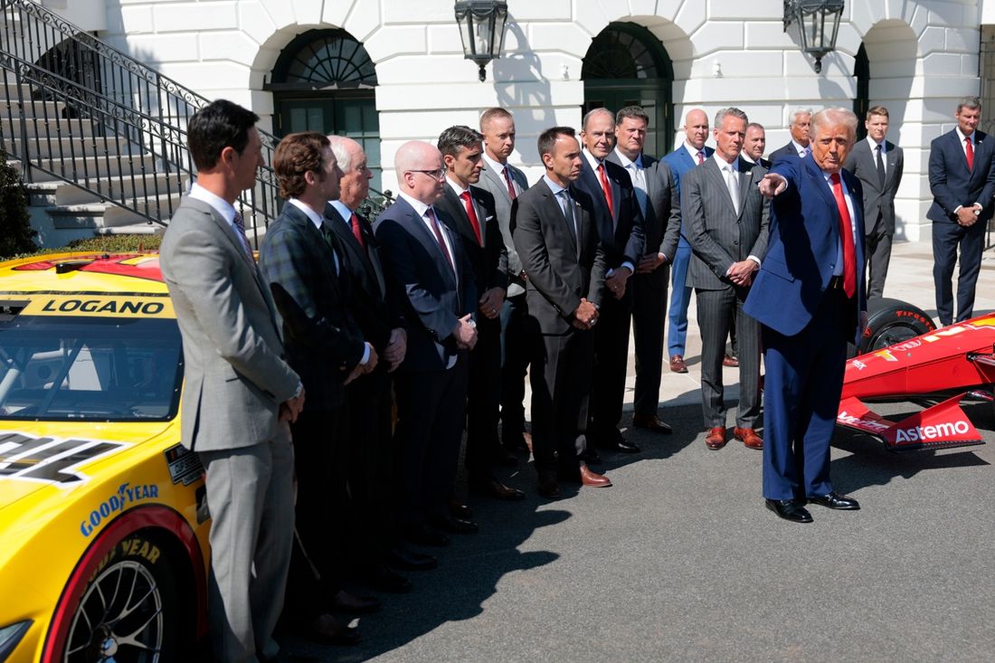 El presidente de Estados Unidos, Donald Trump, Roger Penske, el comisionado de la NASCAR, Steve Phelps, y el presidente de la NASCAR, Steve O'Donnell, Joey Logano, Ryan Blaney.