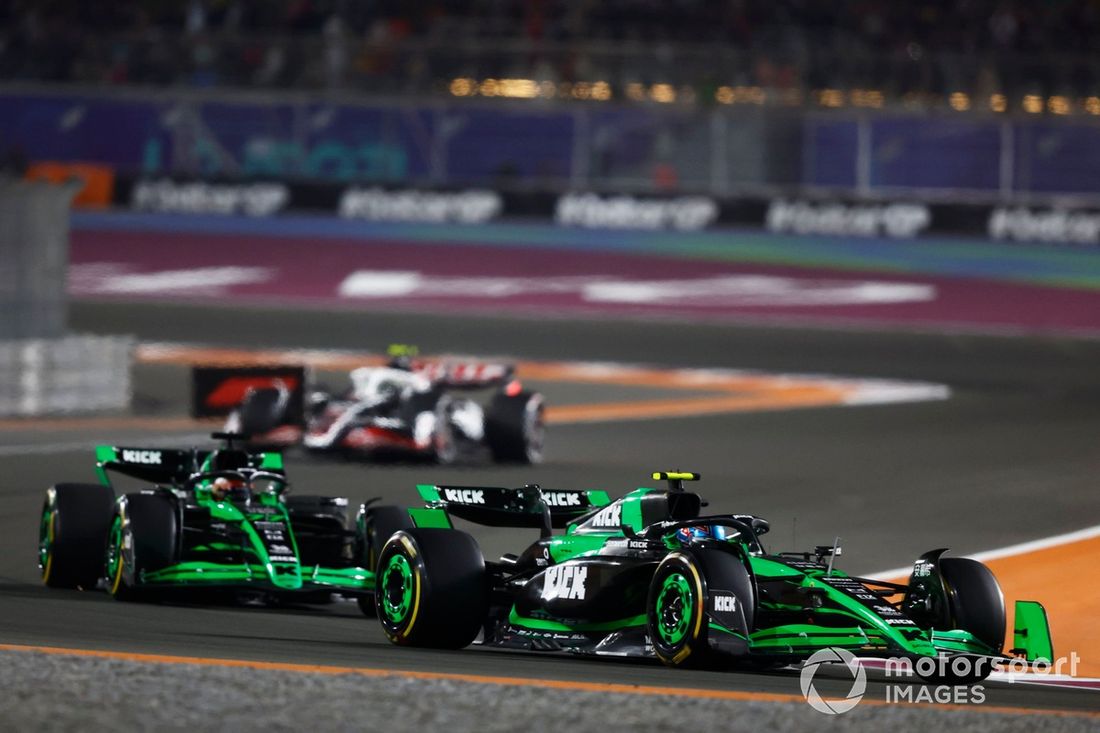 Zhou Guanyu, KICK Sauber C44, Valtteri Bottas, KICK Sauber C44