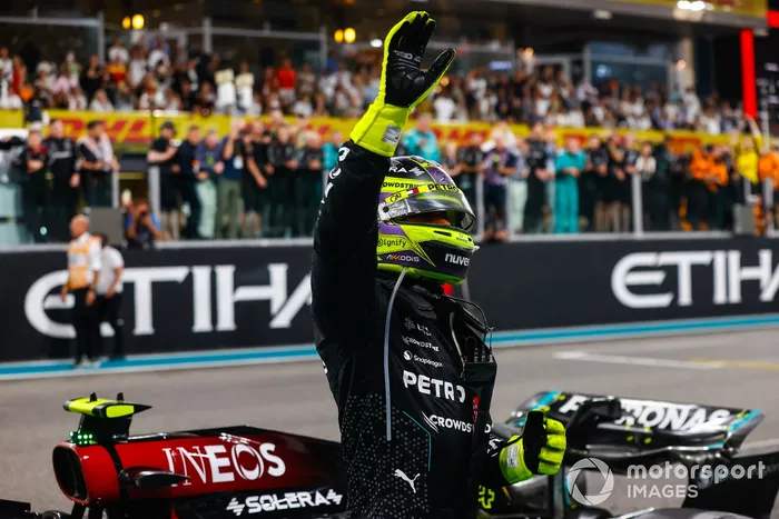 Lewis Hamilton, Mercedes-AMG F1 Team, célèbre sur la grille de départ à la fin de la course.