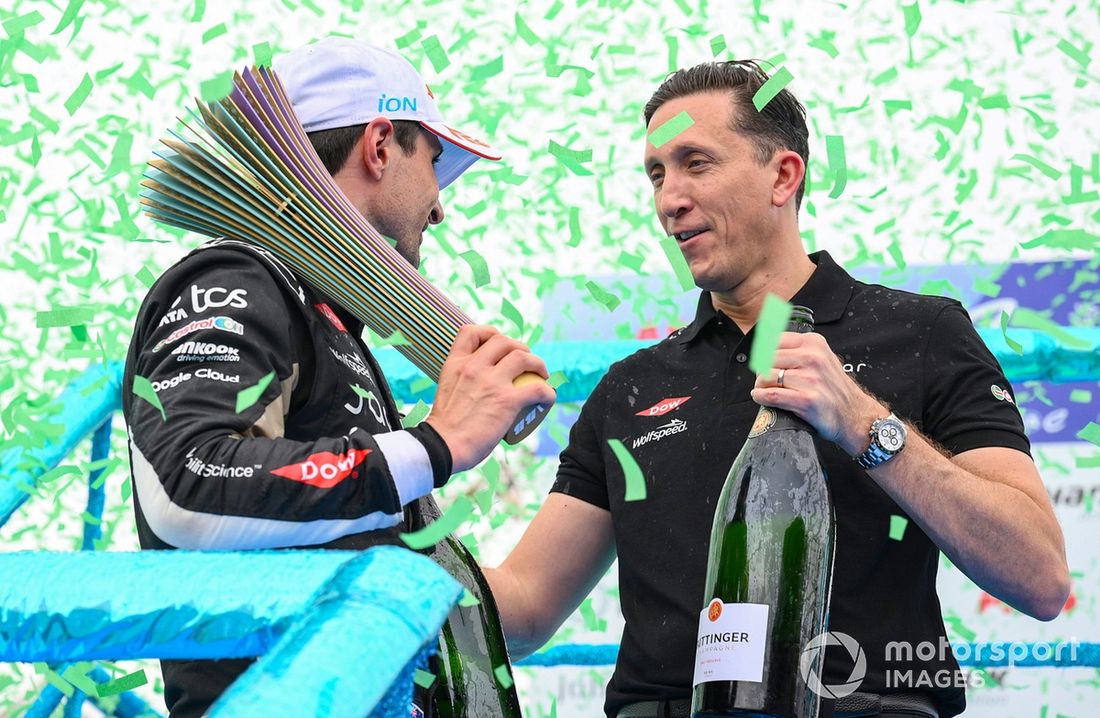 El ganador de la carrera Mitch Evans , Jaguar TCS Racing, James Barclay, director del equipo Jaguar TCS Racing, celebran juntos en el podio