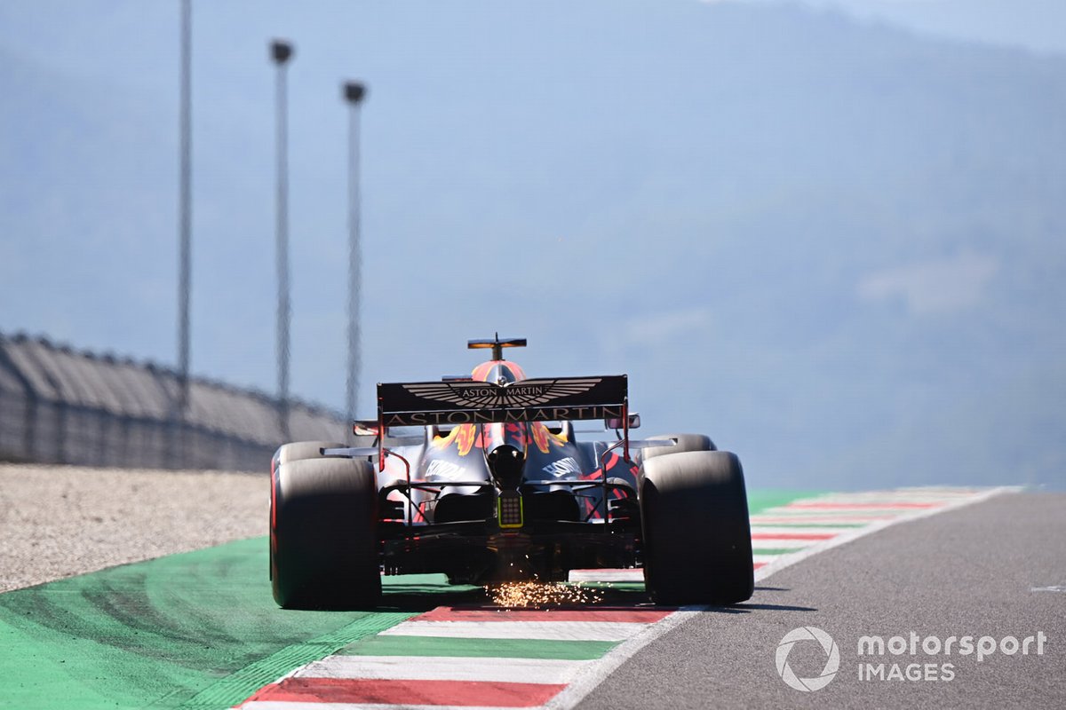Искры за машиной Макса Ферстаппена, Red Bull Racing RB16