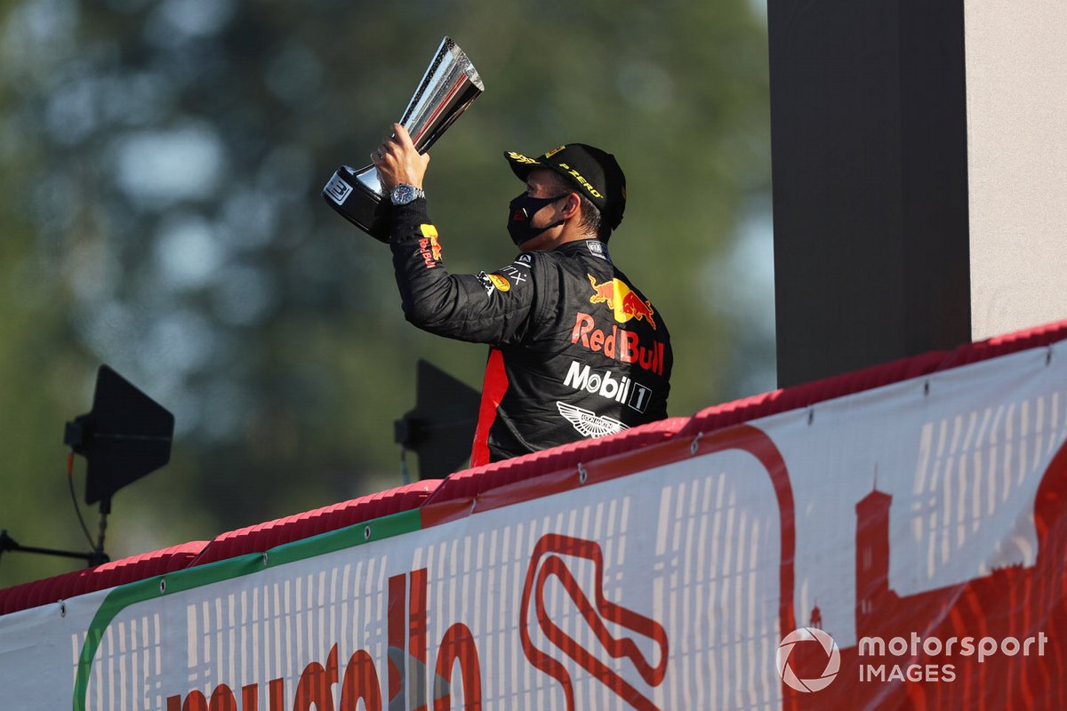 Alex Albon, Red Bull Racing, terzo classificato, con il trofeo