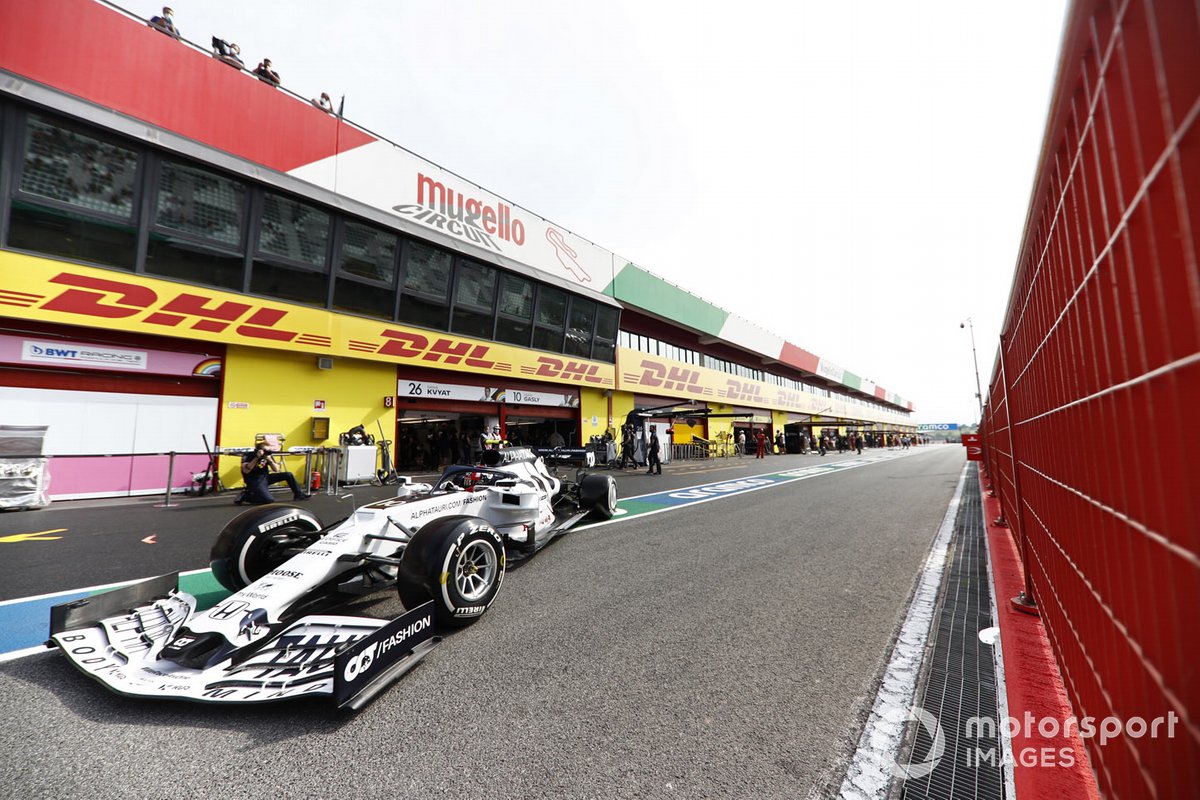 Daniil Kvyat, AlphaTauri AT01, in pit lane