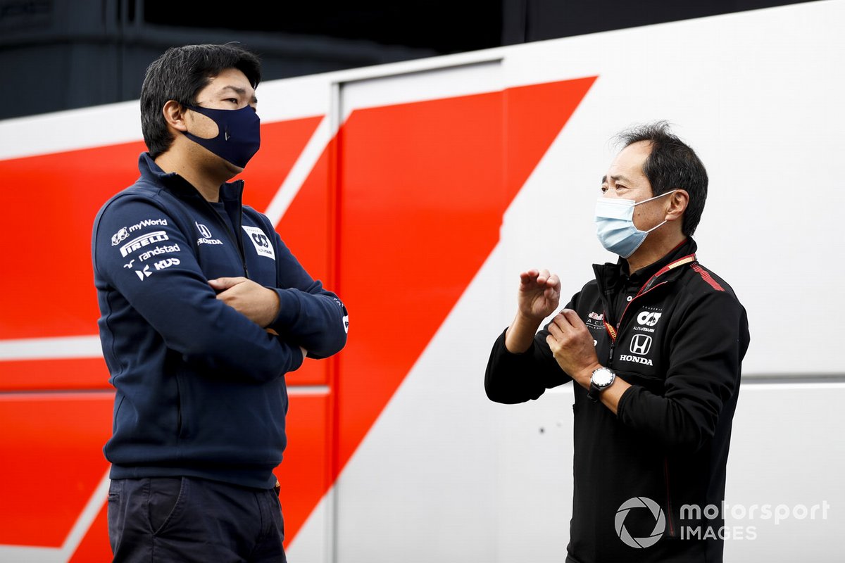 Toyoharu Tanabe, Director Técnico de Honda F1 y un ingeniero de AlphaTauri en el paddock