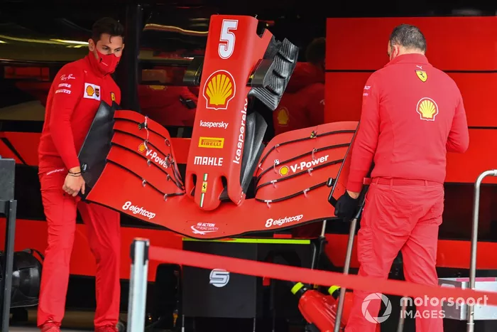 Ferrari mekanikerleri Ferrari SF1000'in burnunu taşıyor