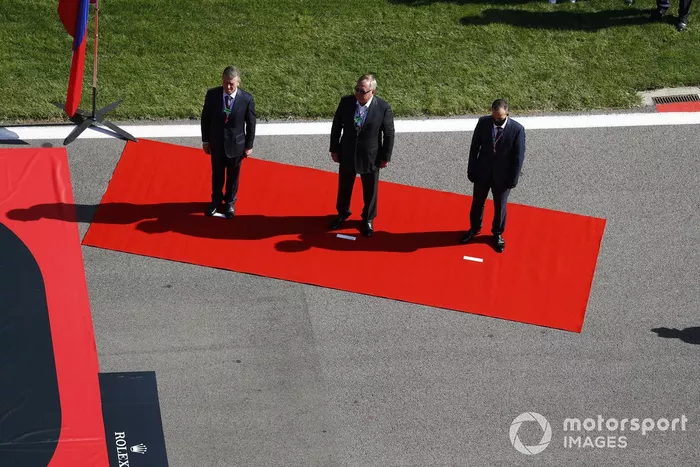 Dimitry Kozak y otros políticos rusos en la parrilla antes de la salida