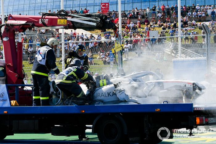 Los comisarios recuperan el coche de Jack Aitken, Campos Racing, tras su accidente con Luca Ghiotto, Hitech Grand Prix 