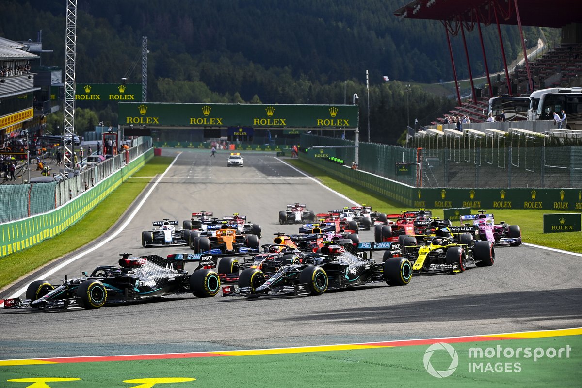 Lewis Hamilton, Mercedes F1 W11 Valtteri Bottas, Mercedes F1 W11, Max Verstappen, Red Bull Racing RB16 y Daniel Ricciardo, Renault F1 Team R.S.20 al inicio