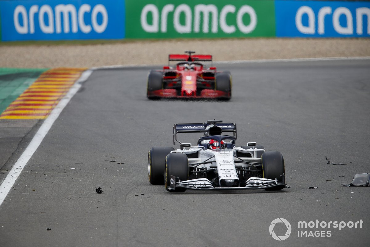 Daniil Kvyat, AlphaTauri AT01, Sebastian Vettel, Ferrari SF1000, a través de los escombros