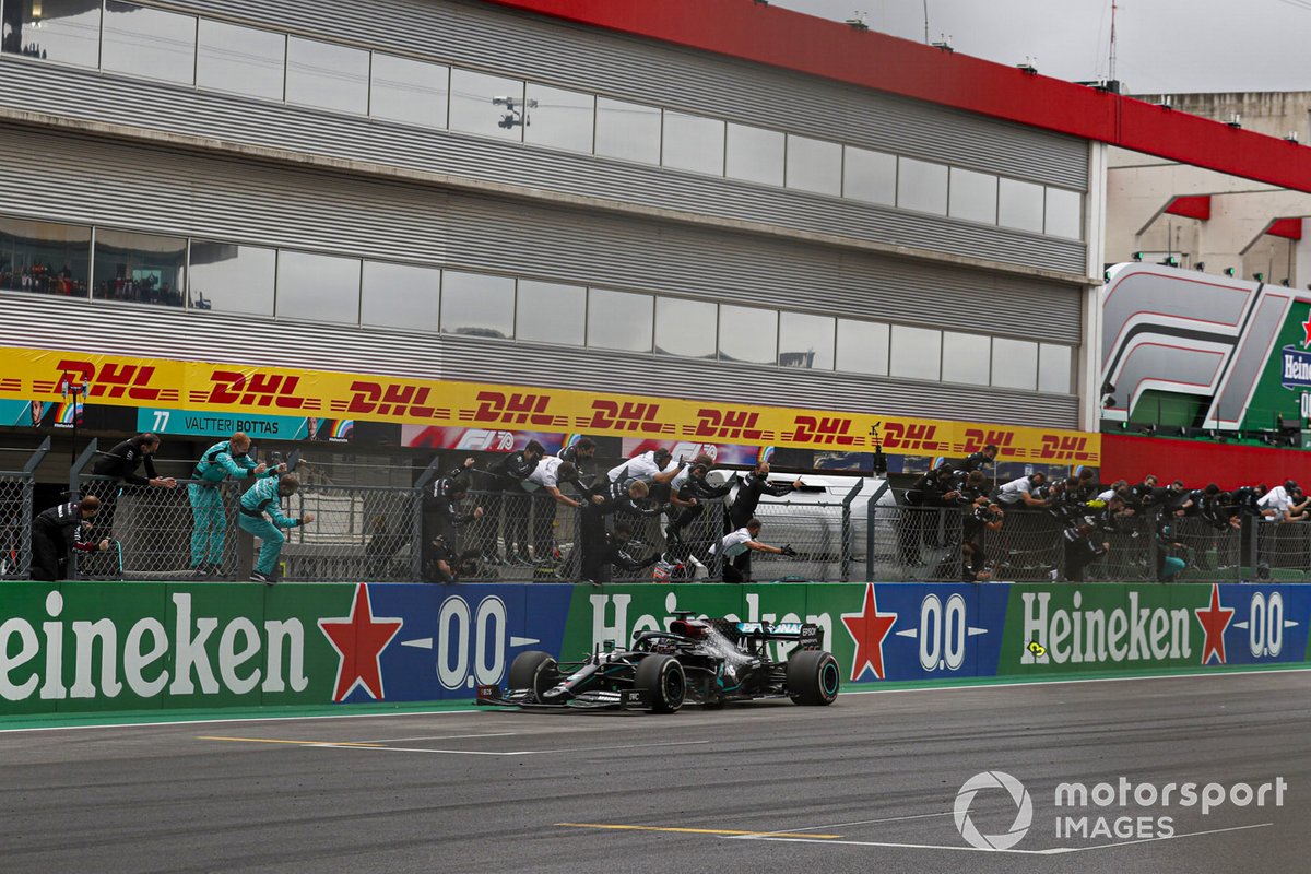 Lewis Hamilton, Mercedes F1 W11, cruza la línea de meta en primera posición para conseguir su 92ª victoria en un Gran Premio, la mayor para cualquier piloto en la historia de la F1