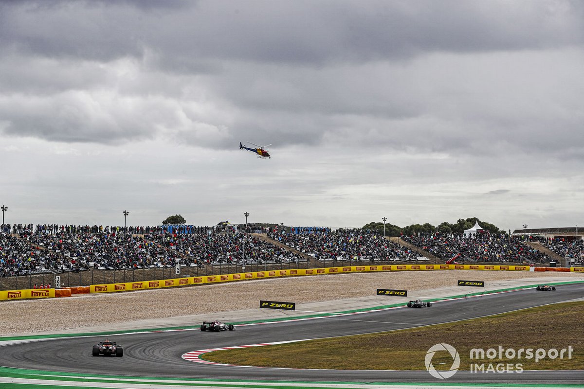 Carlos Sainz Jr., McLaren MCL35, Lewis Hamilton, Mercedes F1 W11, Kimi Raikkonen, Alfa Romeo Racing C39, Alex Albon, Red Bull Racing RB16