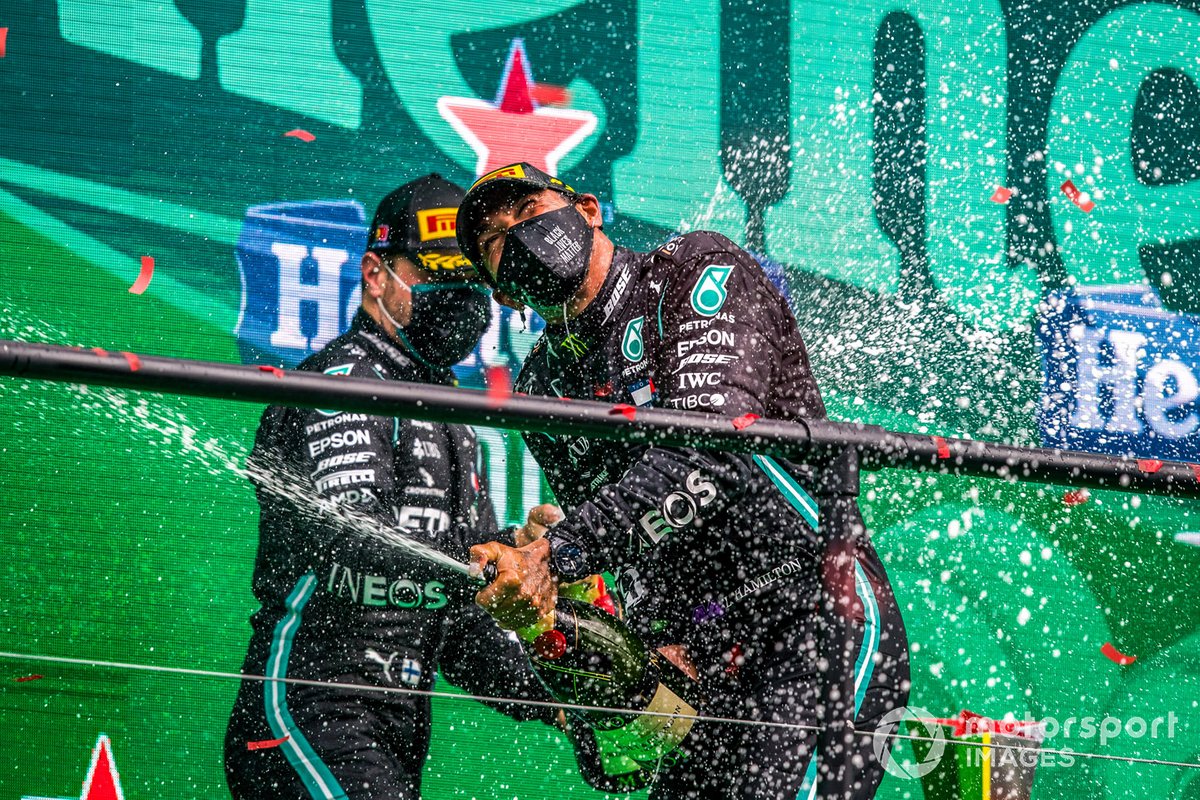 Podio: ganador de la carrera Lewis Hamilton, Mercedes-AMG F1, segundo lugar Valtteri Bottas, Mercedes-AMG F1