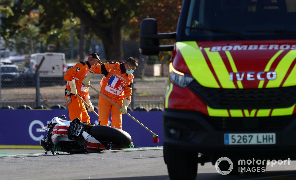 La moto de Mattia Casadei, Ongetta SIC58 Squadracorse después de la caída