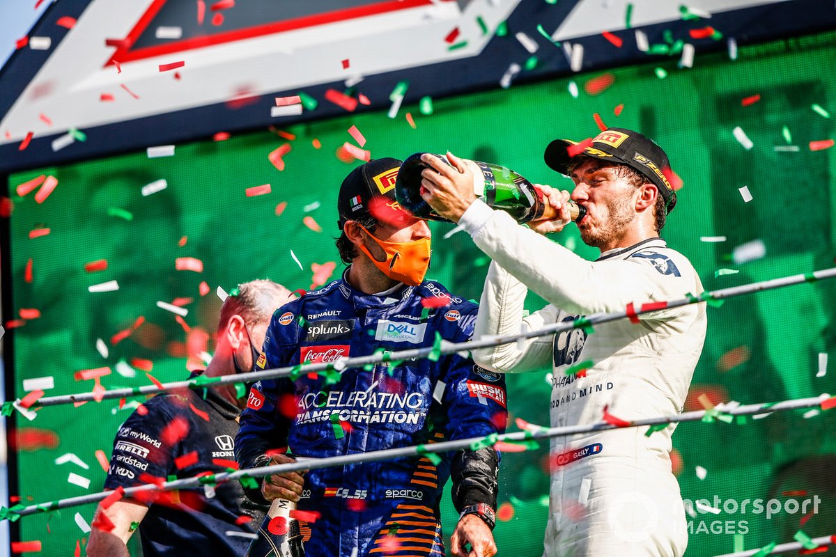 Podio: segundo lugar Carlos Sainz Jr., McLaren, ganador Pierre Gasly, AlphaTauri