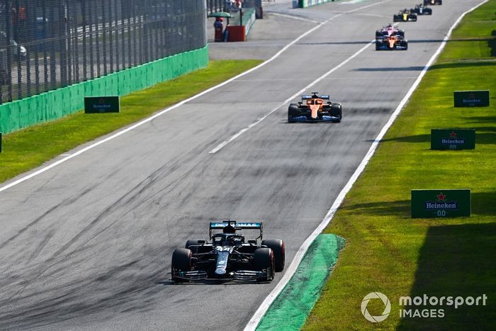 Lewis Hamilton, Mercedes F1 W11, Carlos Sainz Jr., McLaren MCL35 