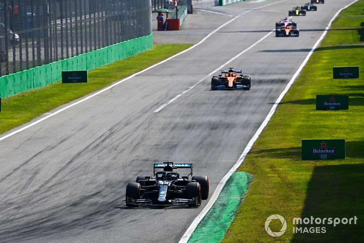 Lewis Hamilton, Mercedes F1 W11, Carlos Sainz Jr., McLaren MCL35