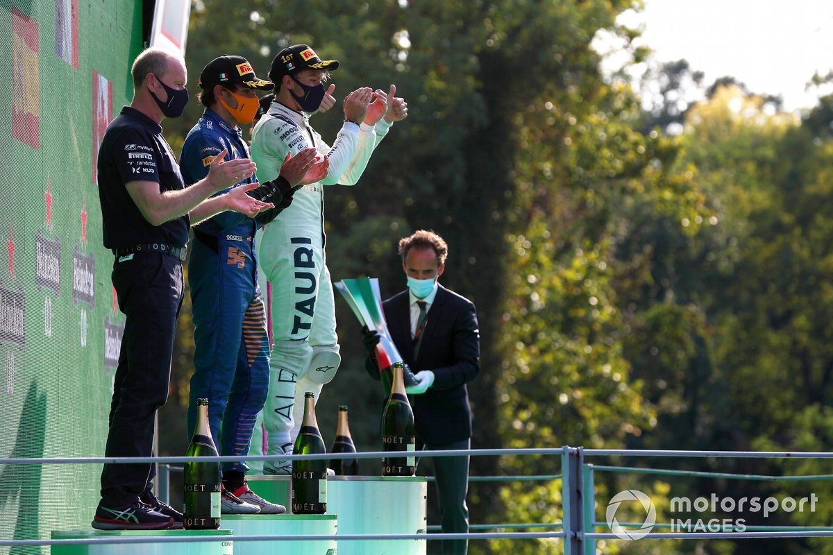 Carlos Sainz Jr., McLaren, y Pierre Gasly, AlphaTauri, en el podio de Monza