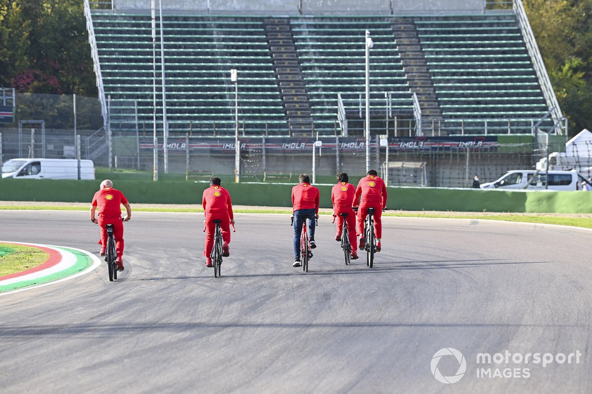 Charles Leclerc, Ferrari, percorre la pista in bicicletta con i compagni di squadra