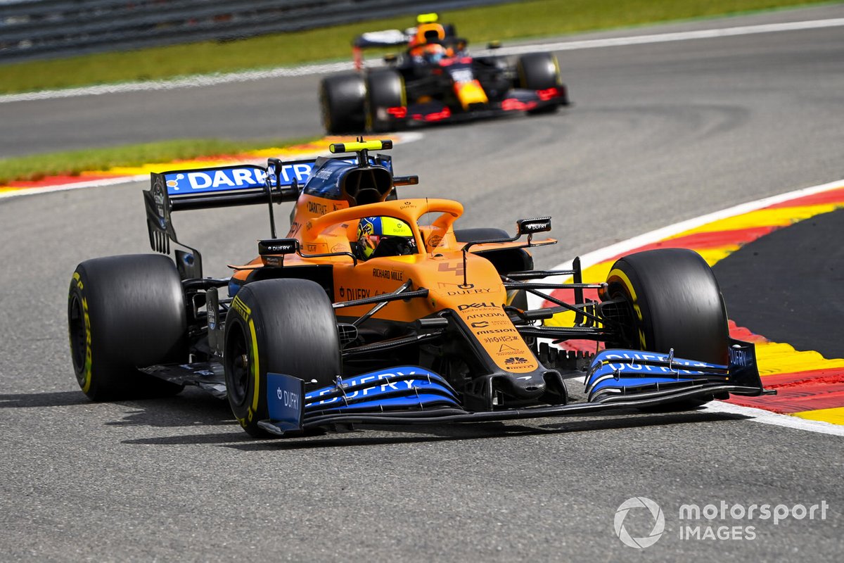 Lando Norris, McLaren MCL35, Alex Albon, Red Bull Racing RB16