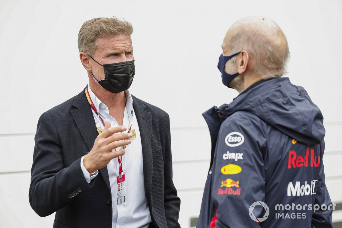 El presentador David Coulthard con Adrian Newey, Director Técnico de Red Bull Racing