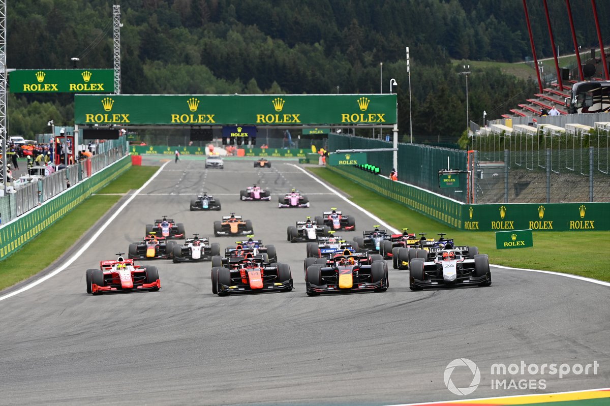 Yuki Tsunoda, Carlin, leads Nikita Mazepin, Hitech Grand Prix, Nobuharu Matsushita, MP Motorsport, Robert Shwartzman, Prema Racing, Mick Schumacher, Prema Racing, Louis Deletraz, Charouz Racing System, al inicio
