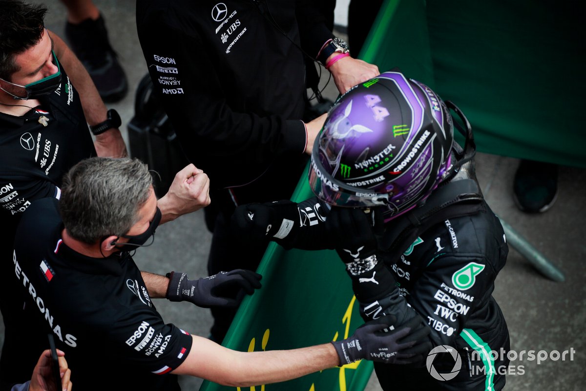 Pole man Lewis Hamilton, Mercedes, festeggia al Parc Ferme con i membri del team