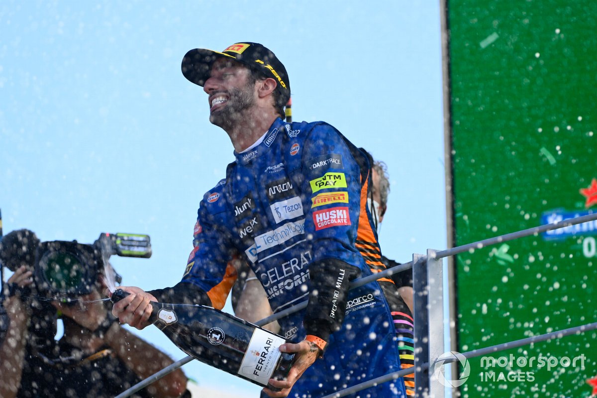 Daniel Ricciardo, McLaren, 1a posizione, spruzza Champagne dal podio