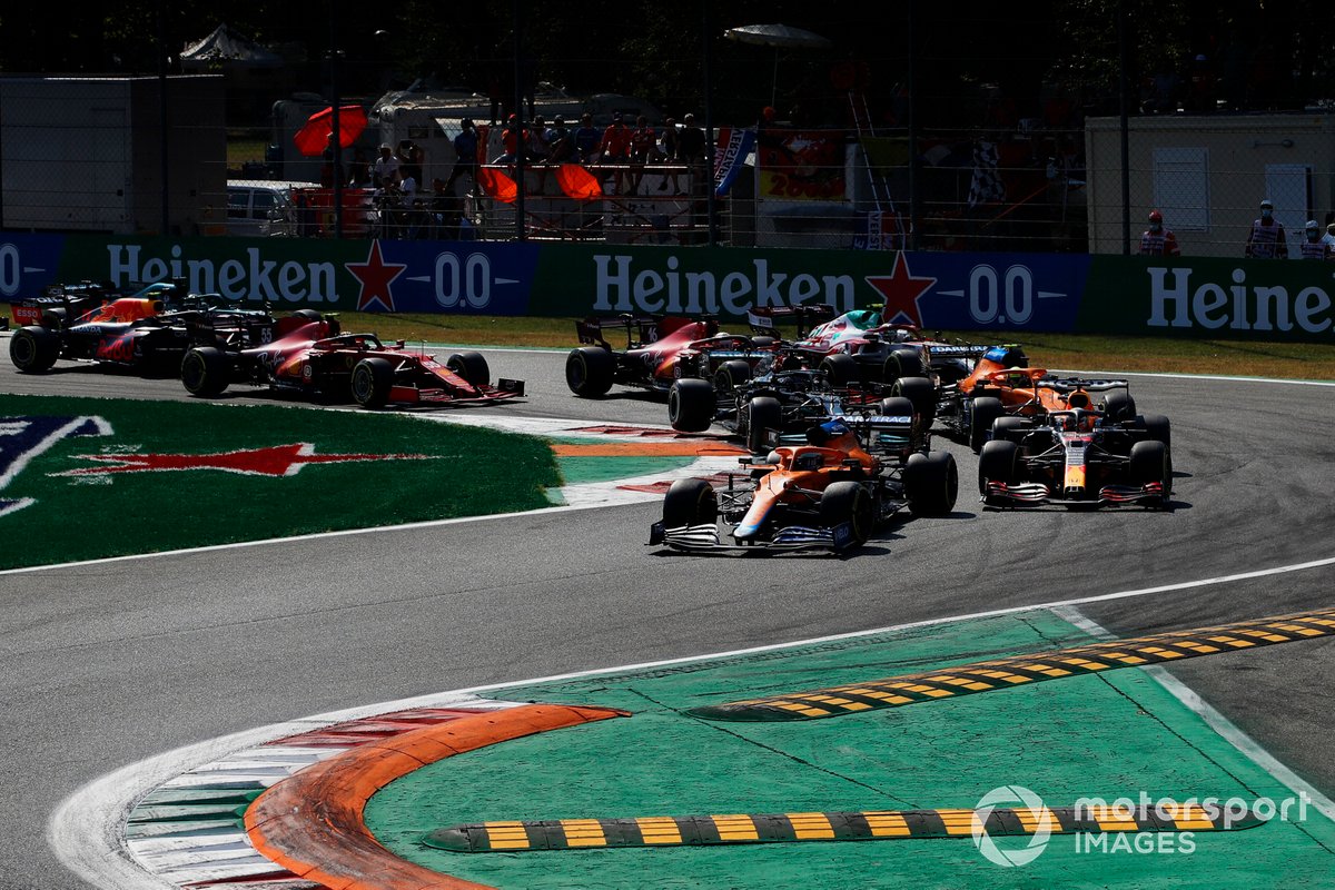 Arrancada: Daniel Ricciardo, McLaren MCL35M, Max Verstappen, Red Bull Racing RB16B, Lando Norris, McLaren MCL35M, Lewis Hamilton, Mercedes W12