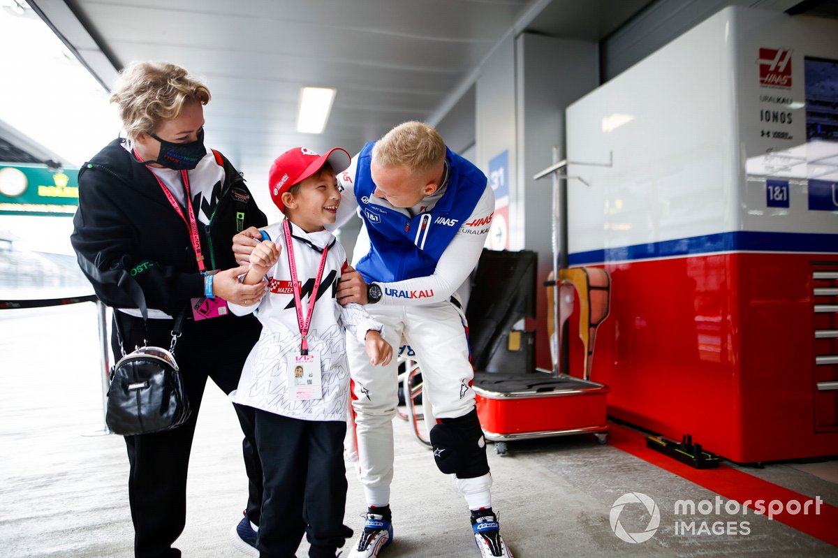 Nikita Mazepin, Haas F1, with a young guest