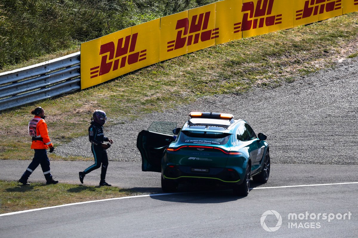 Lewis Hamilton, de Mercedes, sube al coche médico tras una avería en la FP2