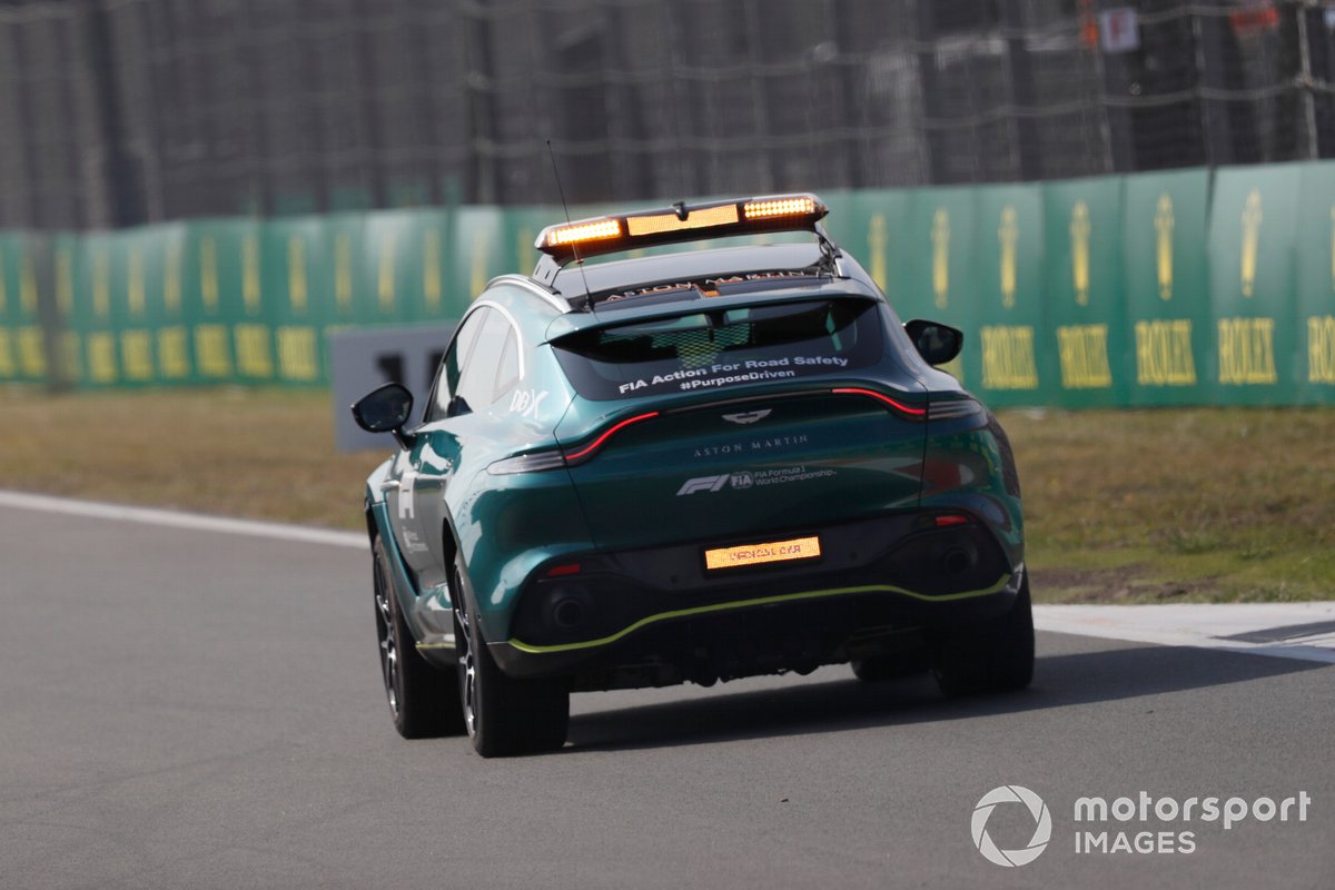 El coche médico en la pista